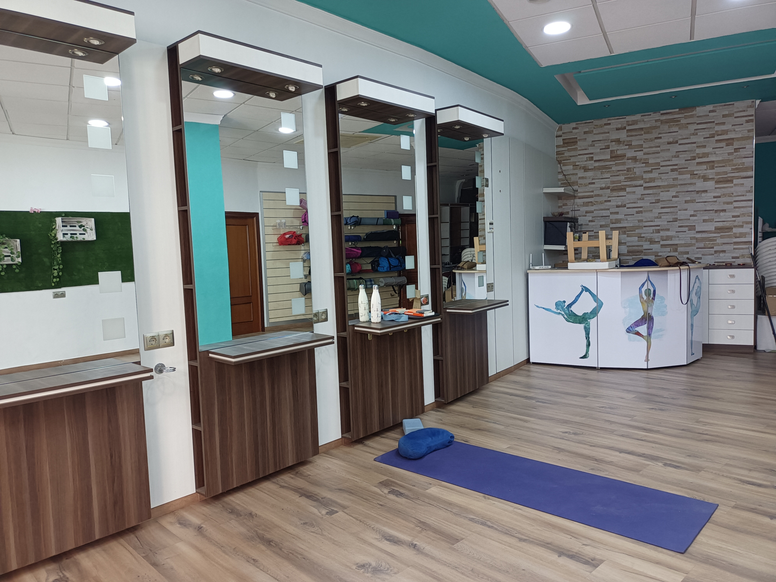 04-sala-principal-con-mostrador_b3ede040-9843-4f43-a4b4-372fb53b0d13