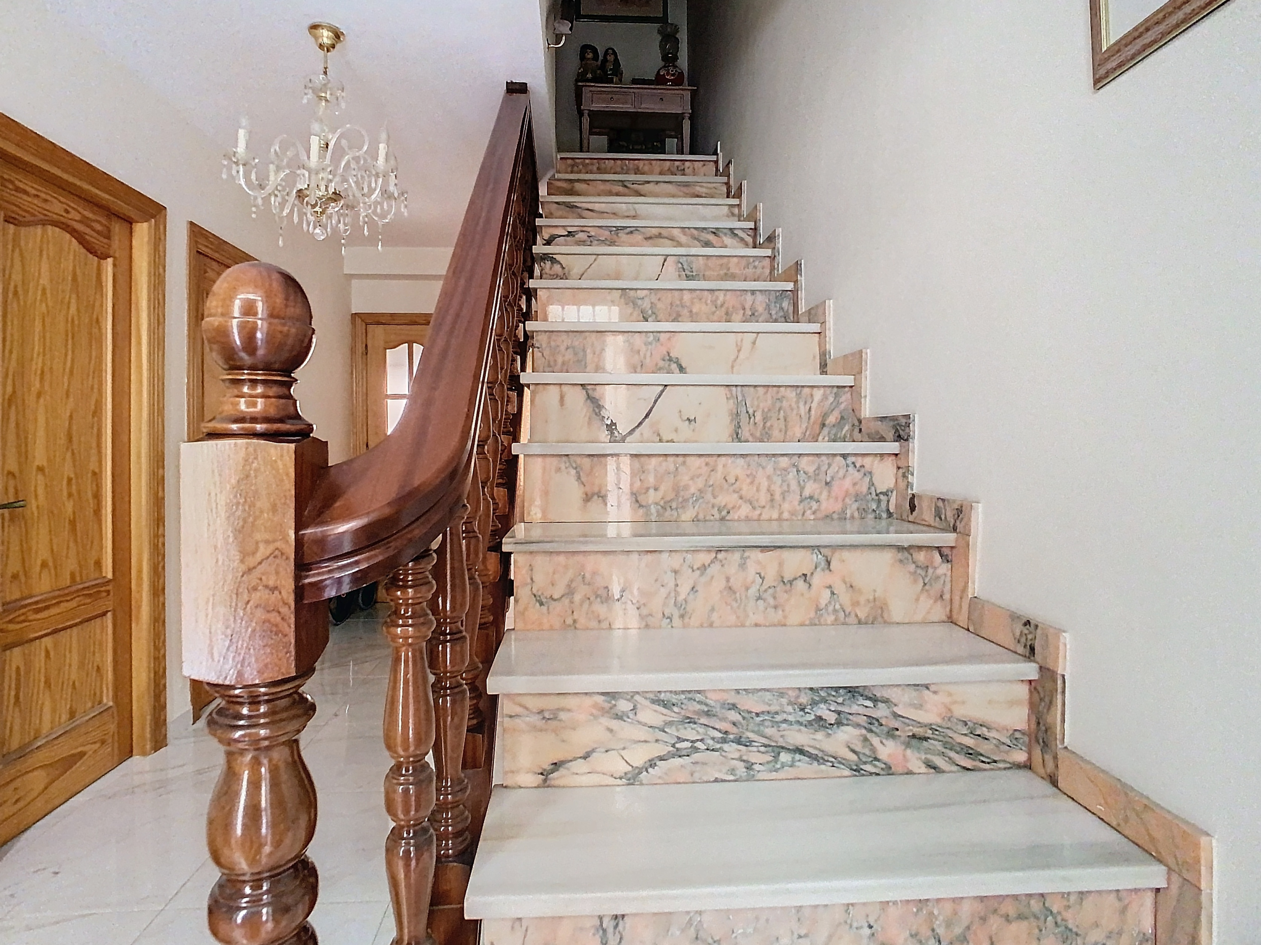 13-bajo-escalera_b0446d38-ec38-4720-a64f-d341cc6a8eac