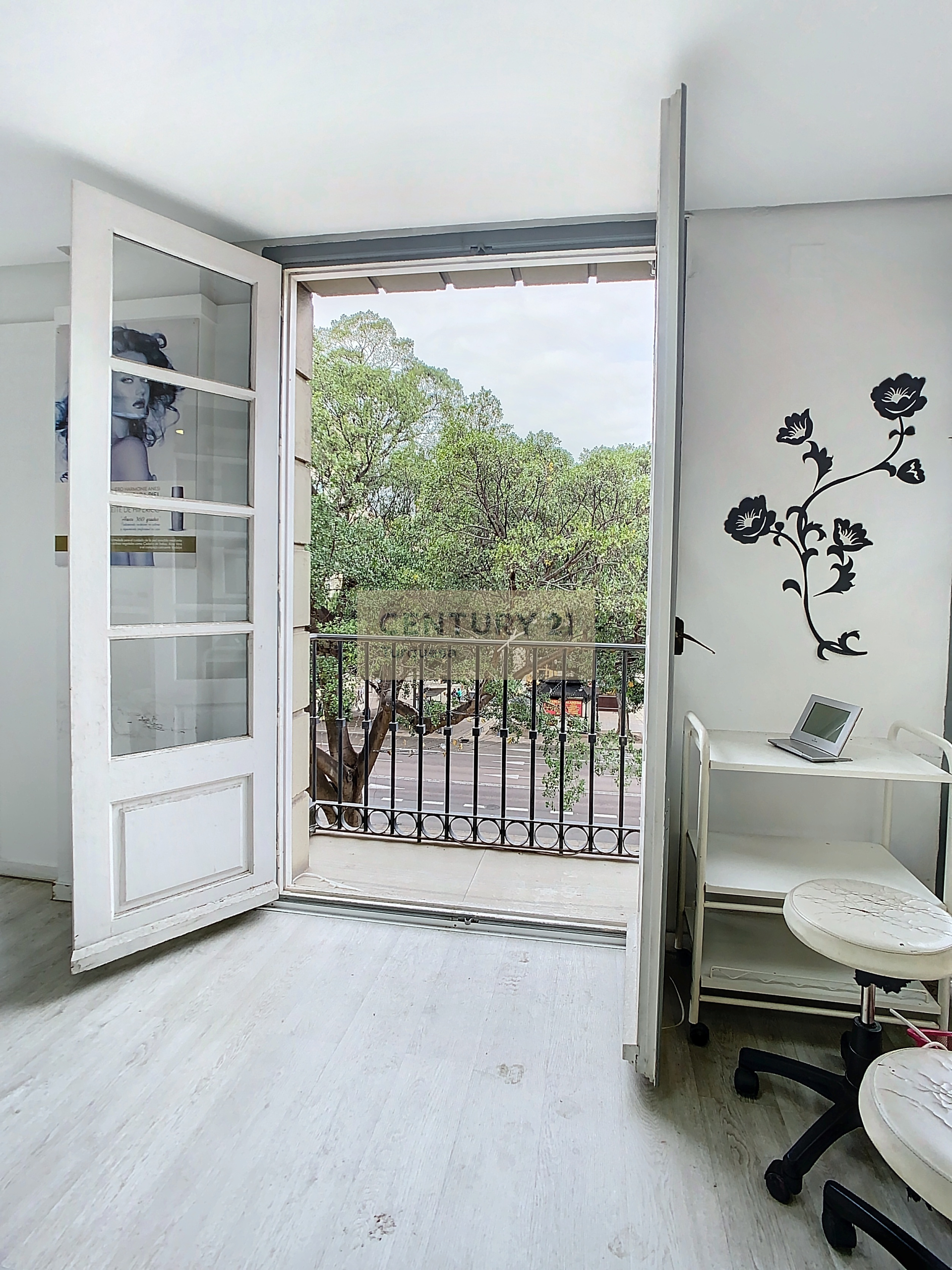 15-ventana-calle-central-jpg_7a38584f-aeb2-4b5a-8d69-6bd6218a46f0