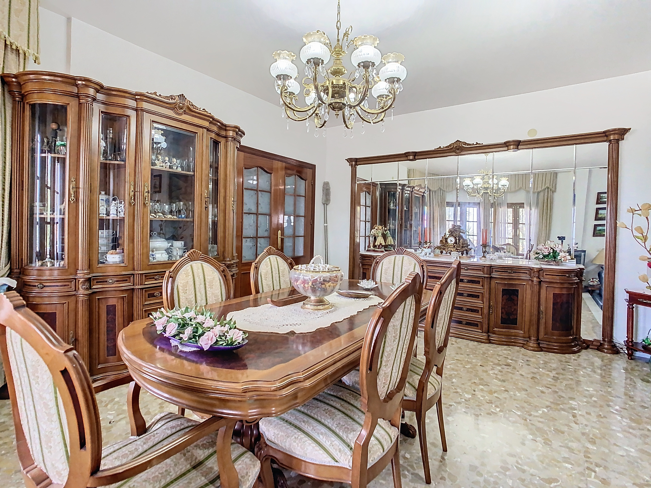 2-salon-2_cec65c37-4fc4-438f-8420-e102a71c4b11