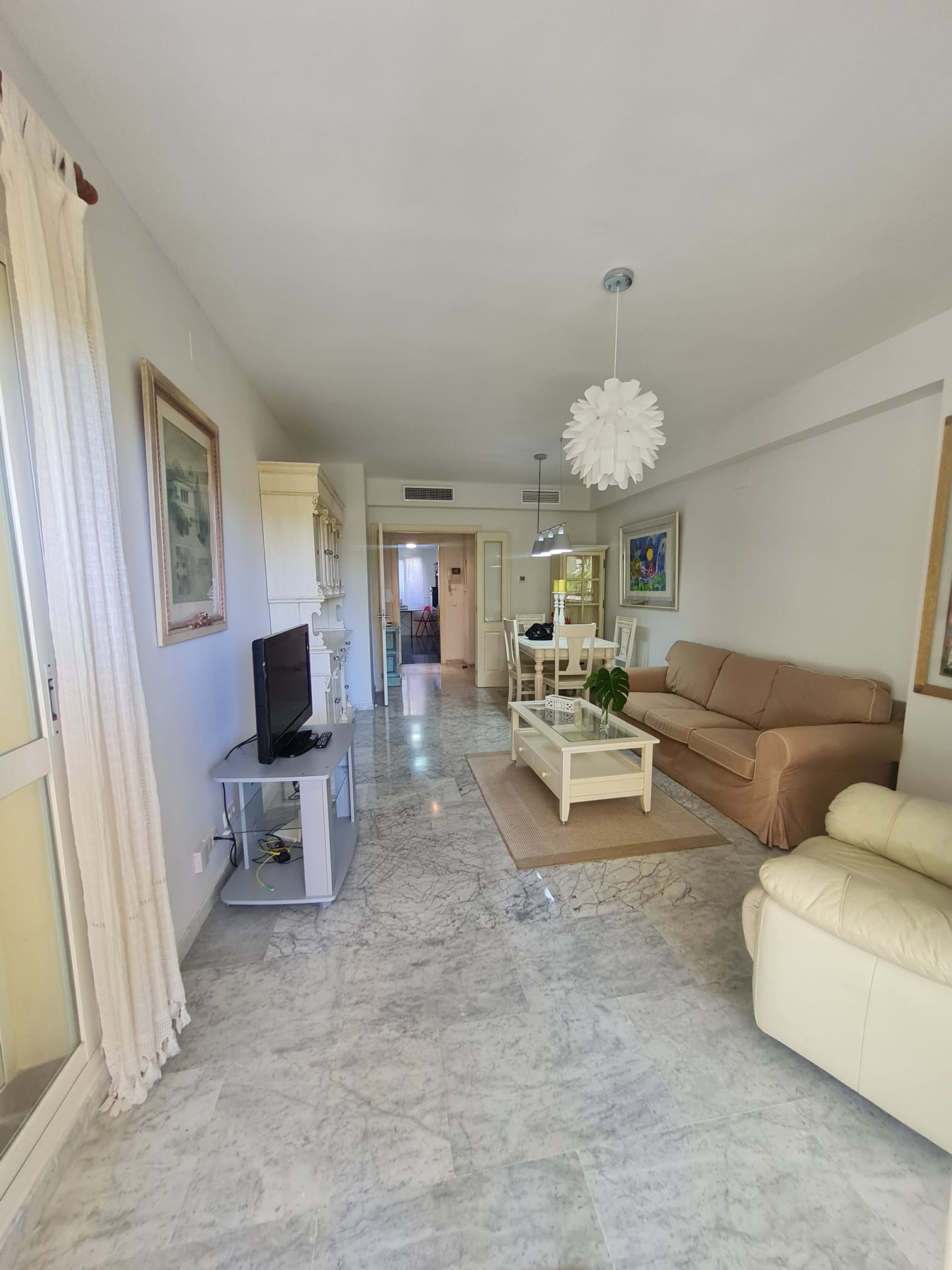 bh-salon-1_2877acb0-67b8-4d80-a6e0-8b8292ba28c0